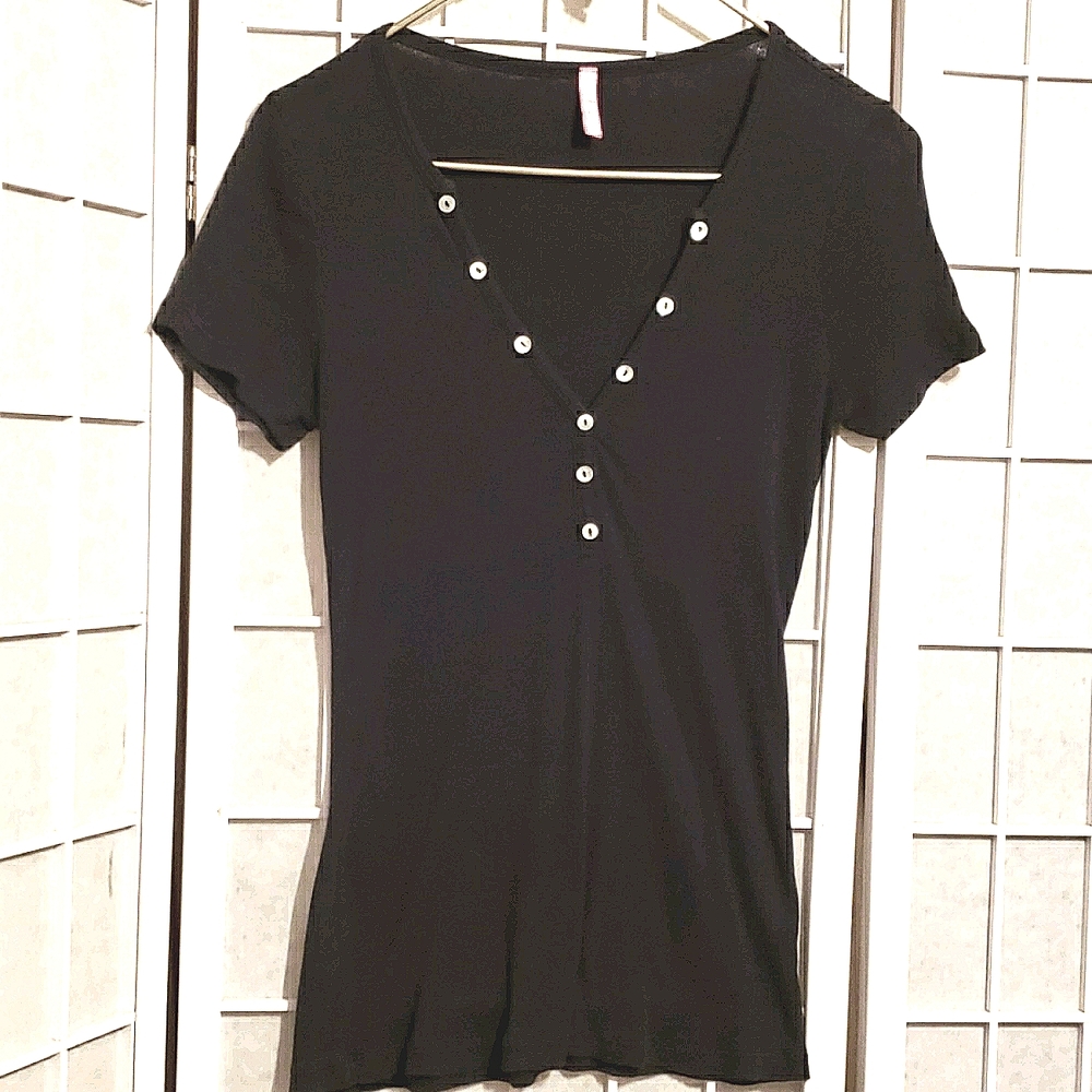 me & ko black short sleeve button ribbed tee Sz S